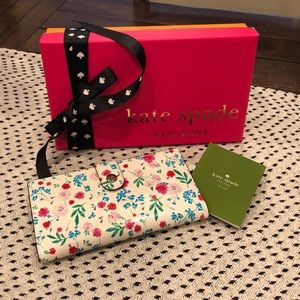 Kate Spade wallet. No longer have box but wallet still in great condition